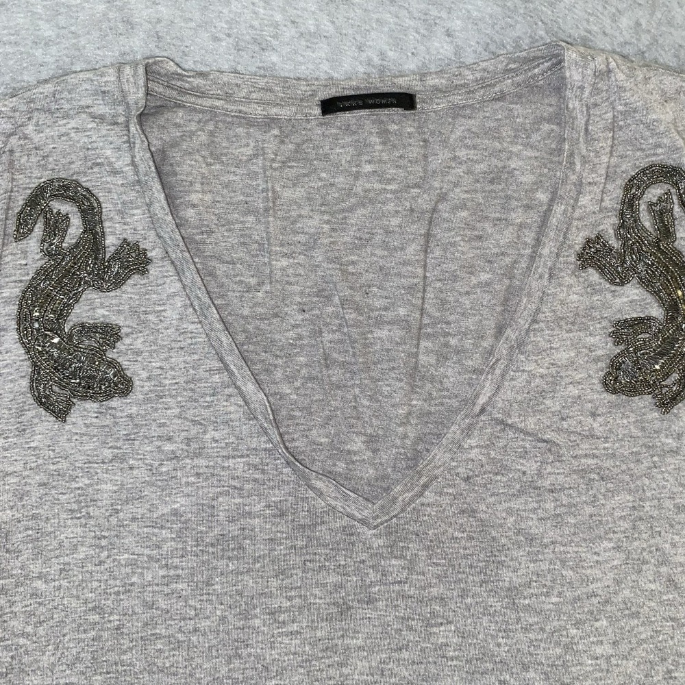 IKKS Women's Small Gray V-Neck T-Shirt Beaded Lizard Shoulder Embellished France - Picture 4 of 12